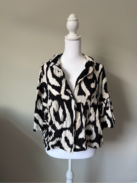 H&M Tops - H&M Black and White Abstract Print Blouse